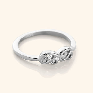 A close-up of the Arabic Mama Ring in silver. The ring features the Arabic word Mama in arabic calligraphy, with the Meem and Alif wrapping around to meet in the center, suspended from a gold band.