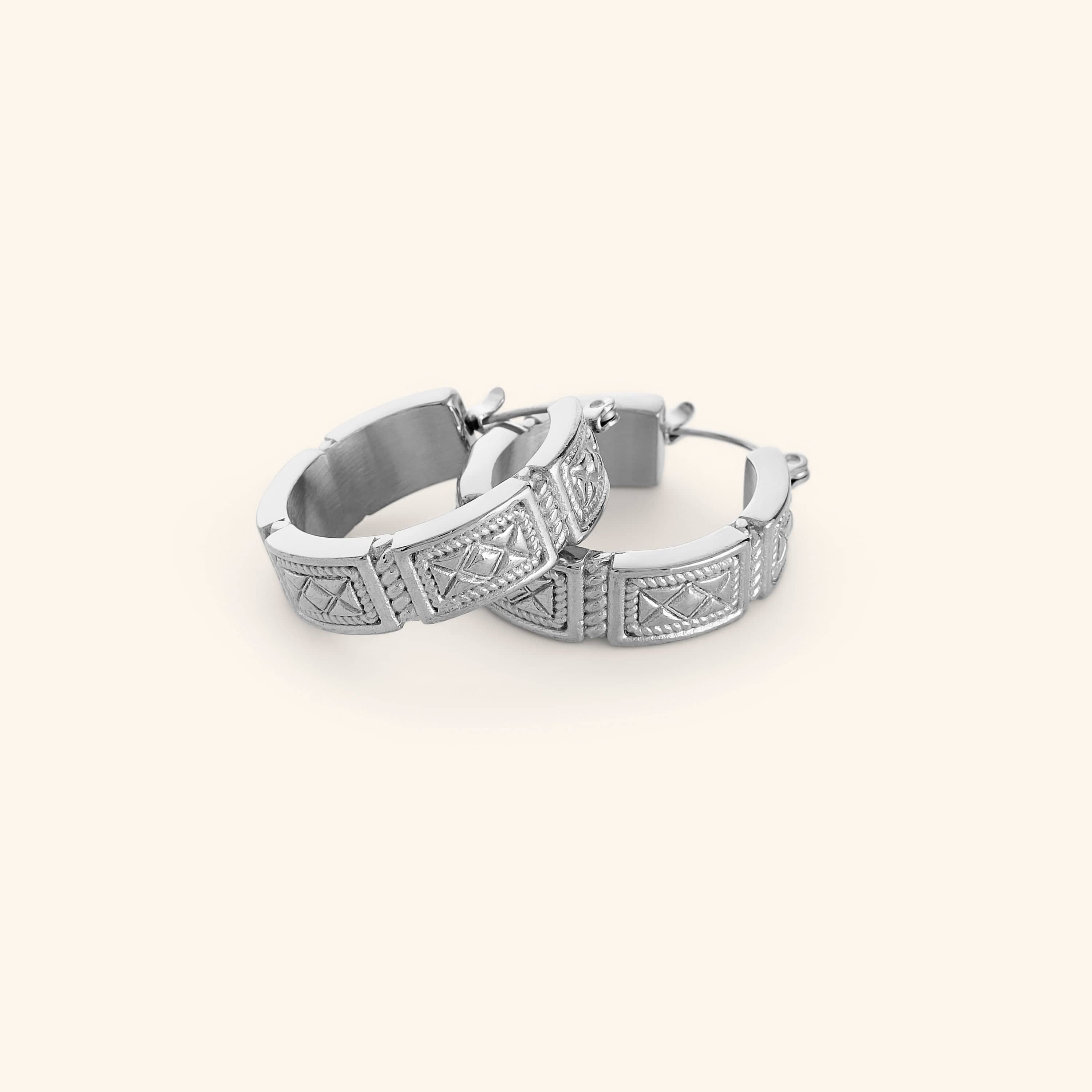 Silver hook earrings featuring the designs that tributes the tiles found in the courtyards and masjids of Damscus.